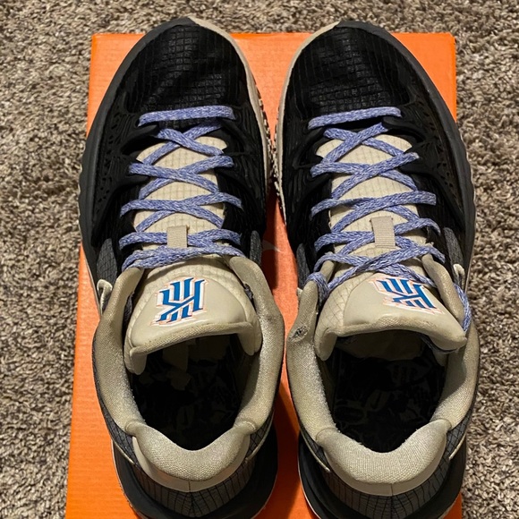 Kyrie Basketball Shoes - Picture 3 of 4